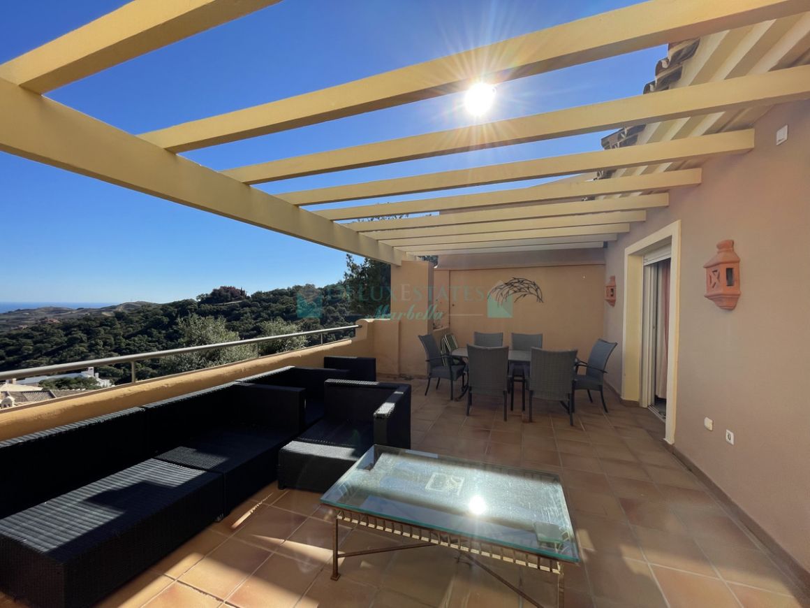 Penthouse for sale in La Mairena, Marbella East