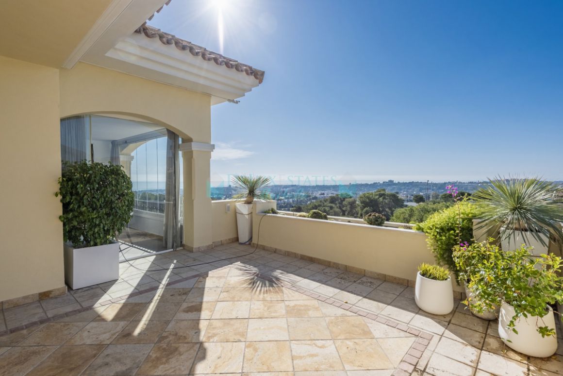 Penthouse for sale in Nueva Andalucia