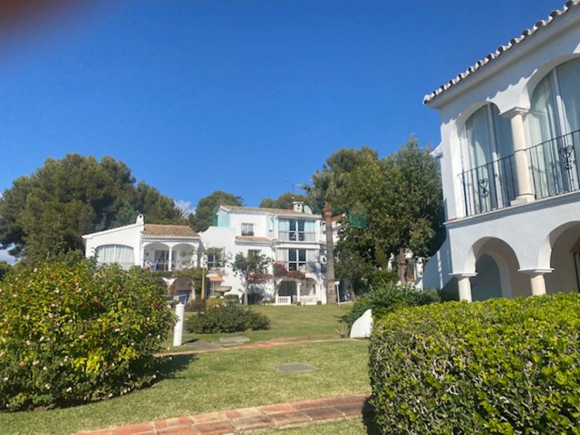 Ground Floor Apartment for sale in New Golden Mile, Estepona