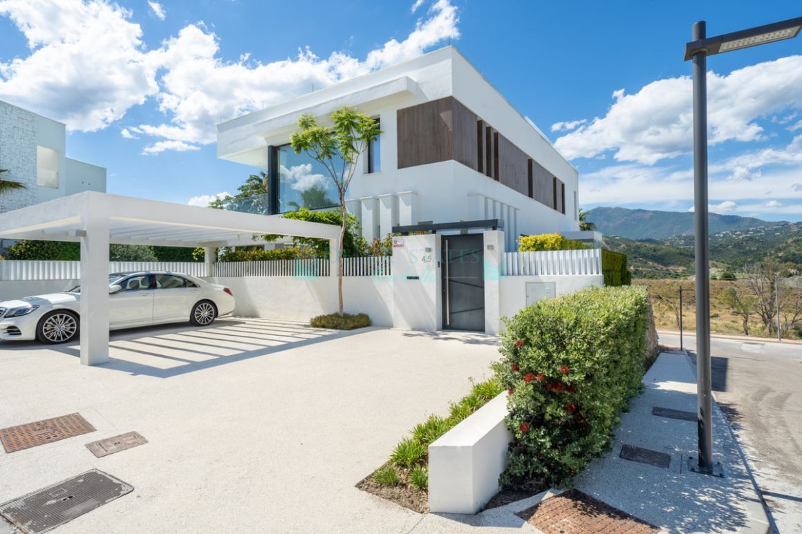 Villa for sale in Benahavis