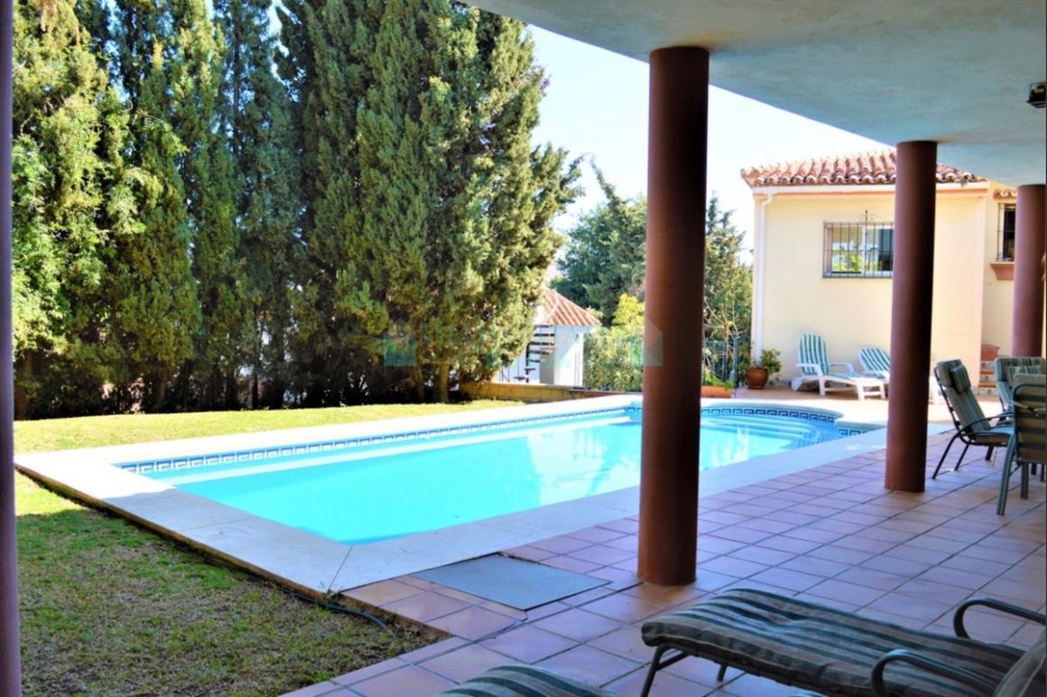 Villa for sale in Nueva Andalucia