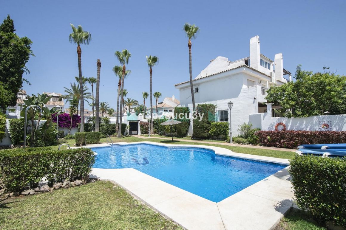 Town House for sale in Nueva Andalucia