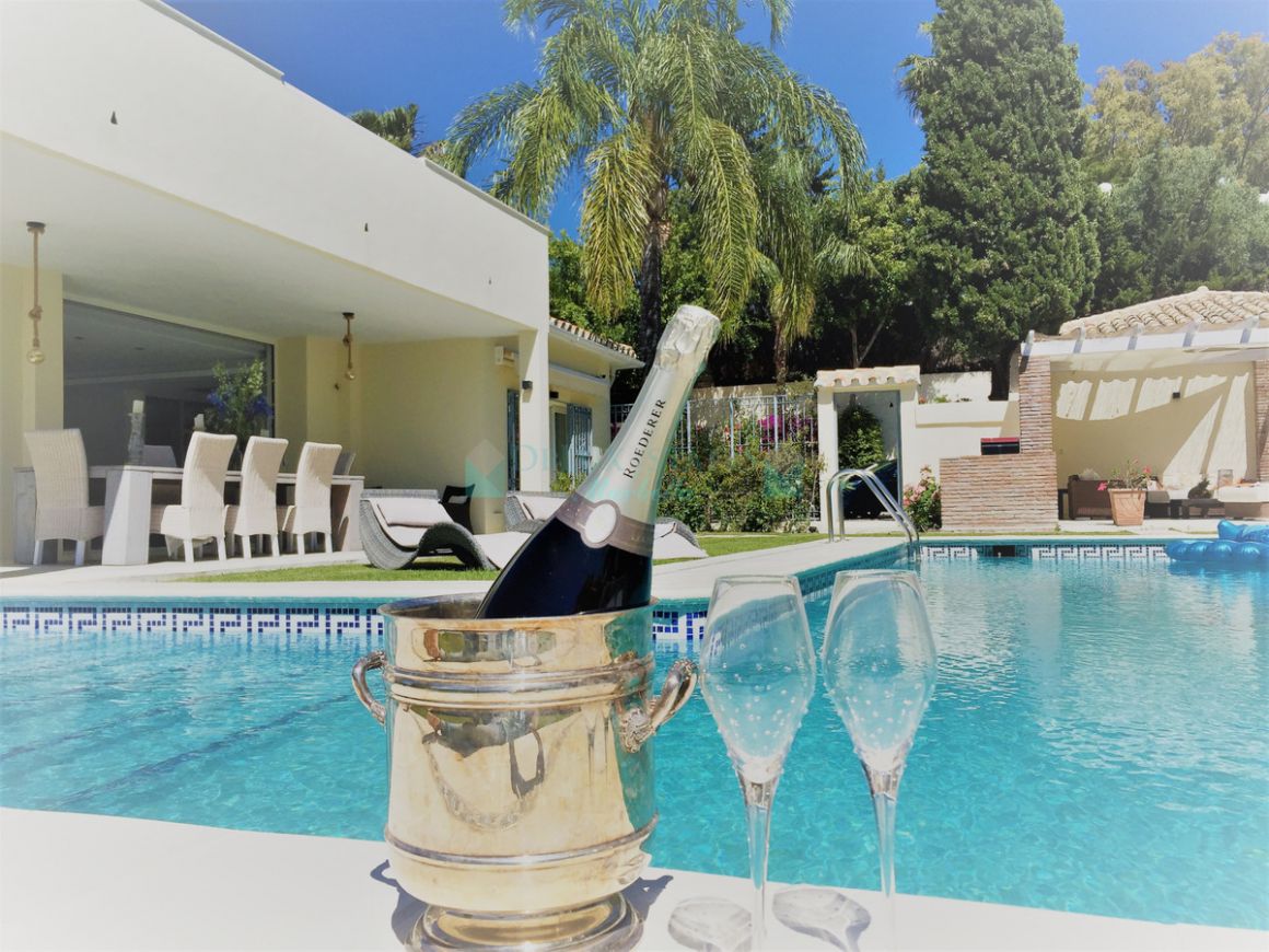 Villa for sale in El Paraiso, Estepona