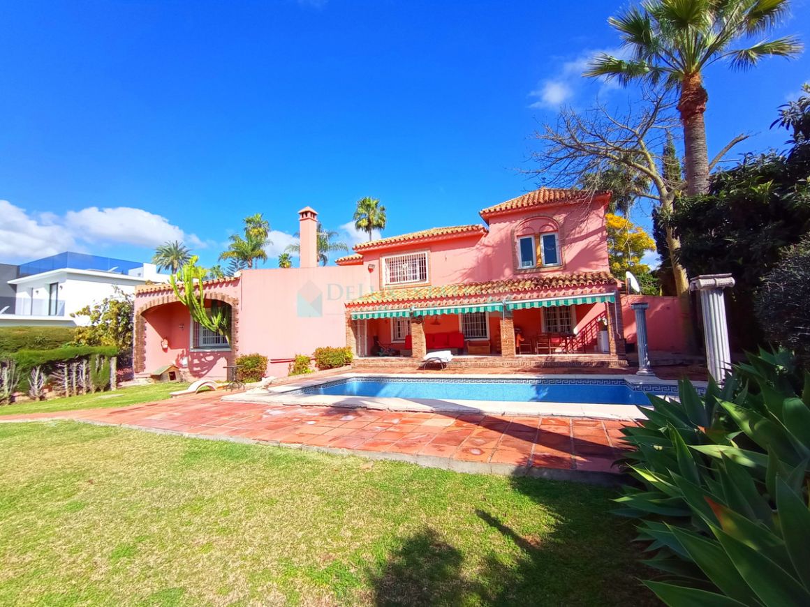 Villa for sale in Nueva Andalucia