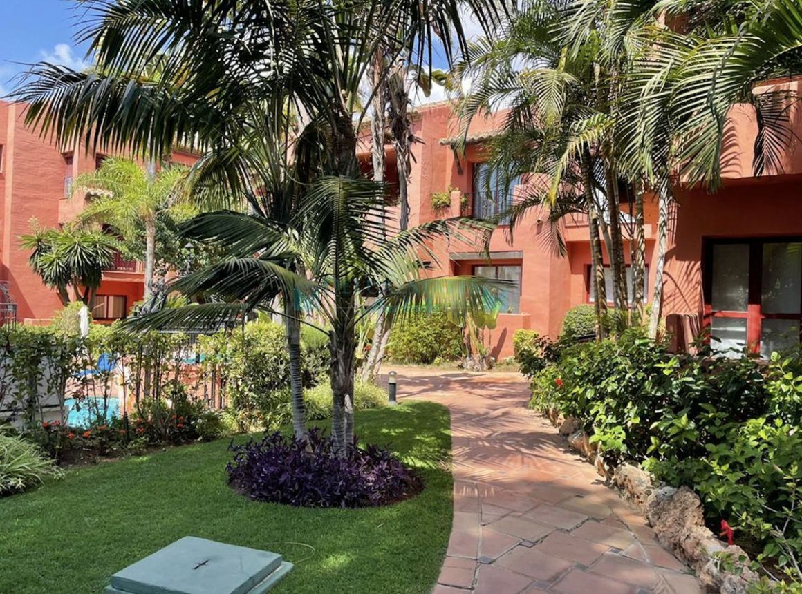 Apartment for rent in Elviria, Marbella East