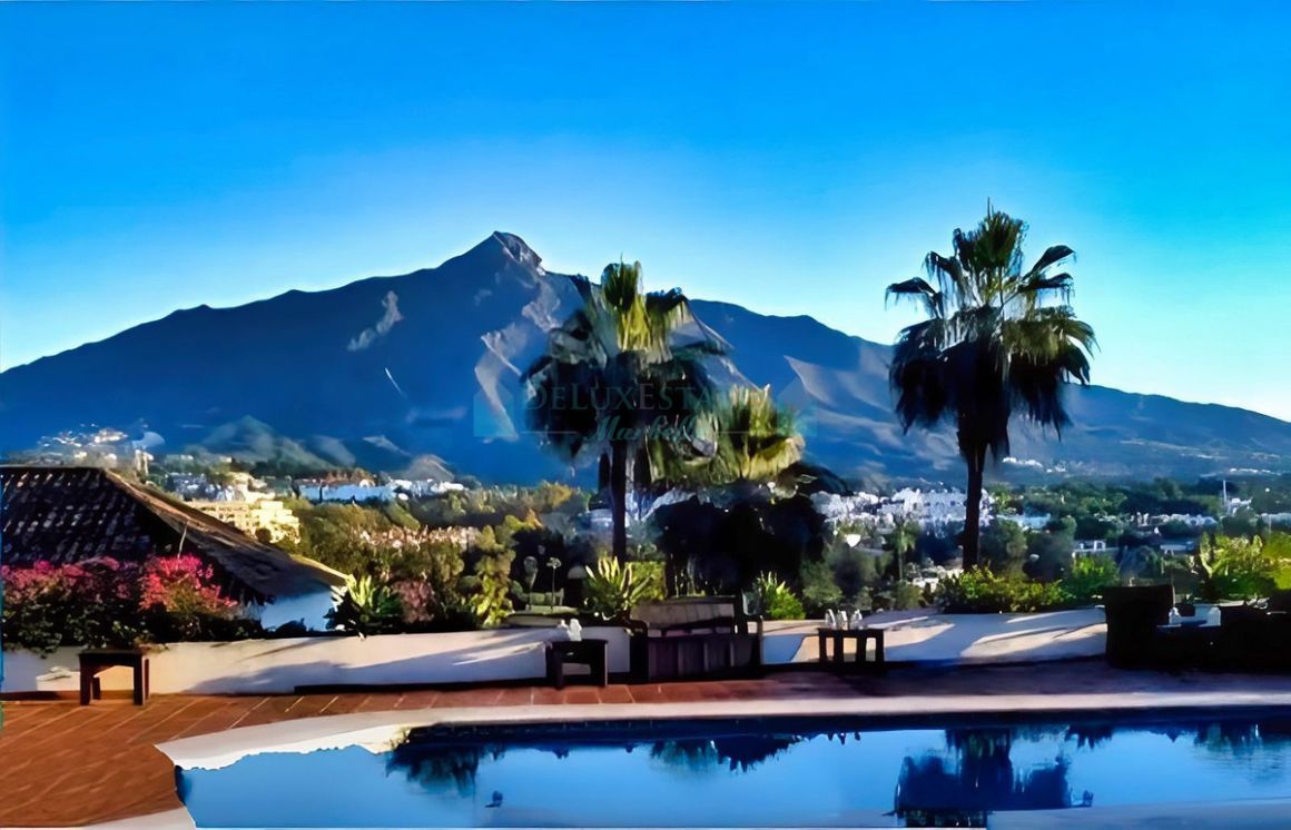 Villa for sale in Nueva Andalucia