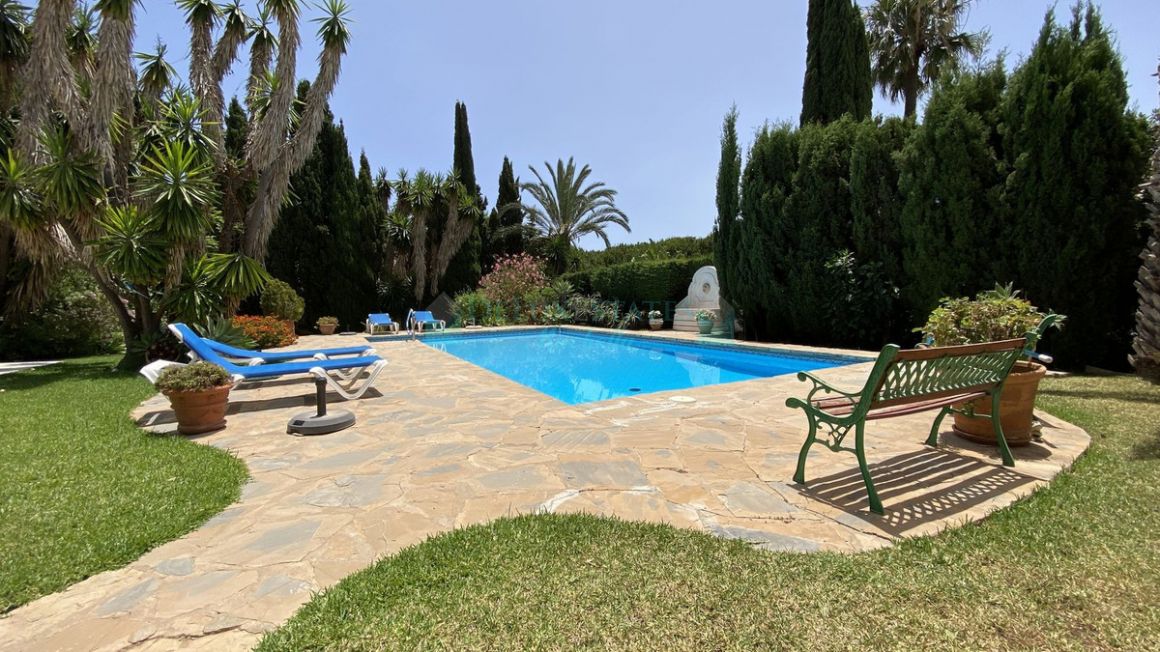 Villa en venta en  Las Chapas, Marbella Este