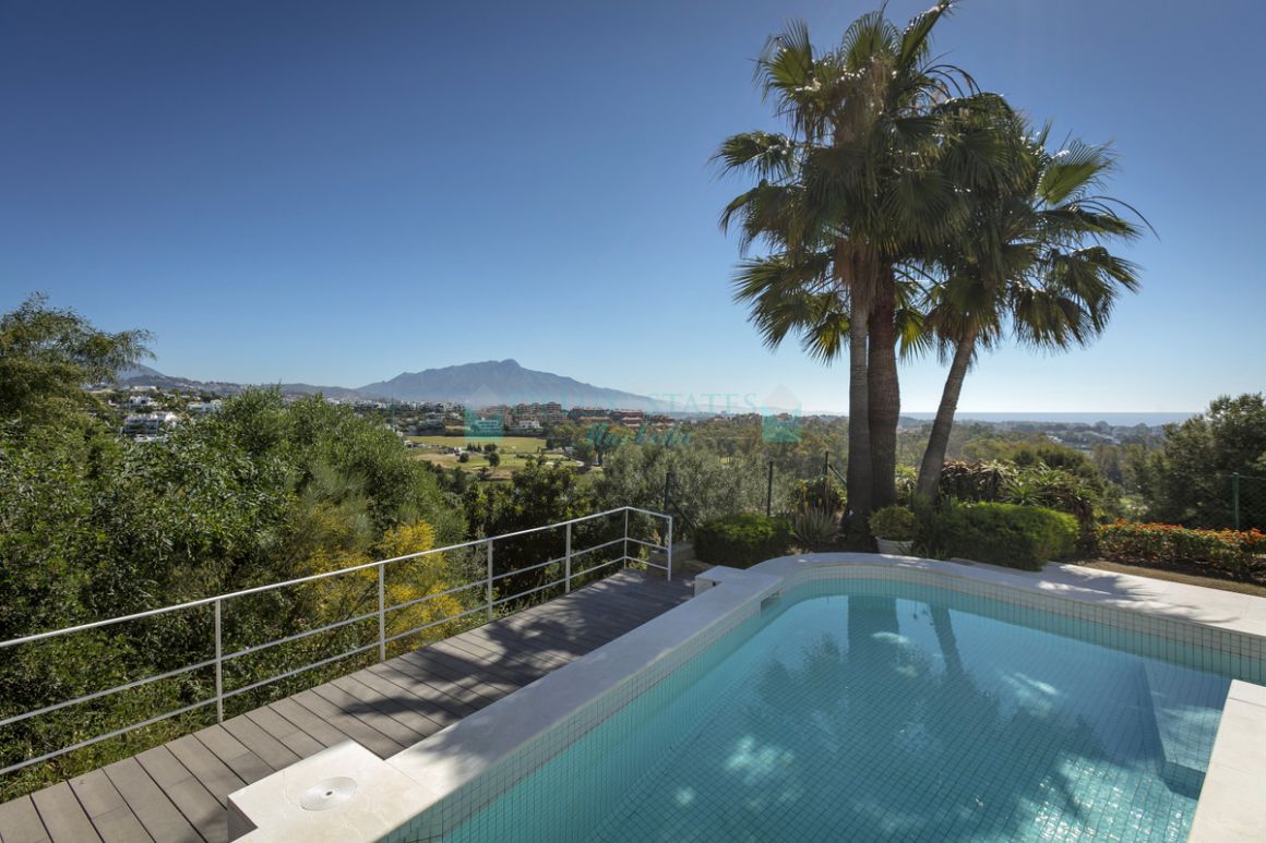 Villa for sale in Atalaya, Estepona