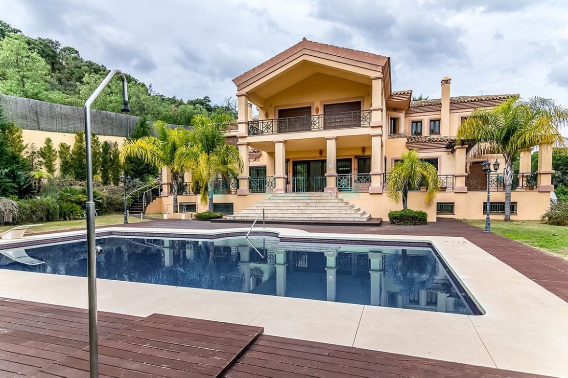 Villa for sale in El Madroñal, Benahavis