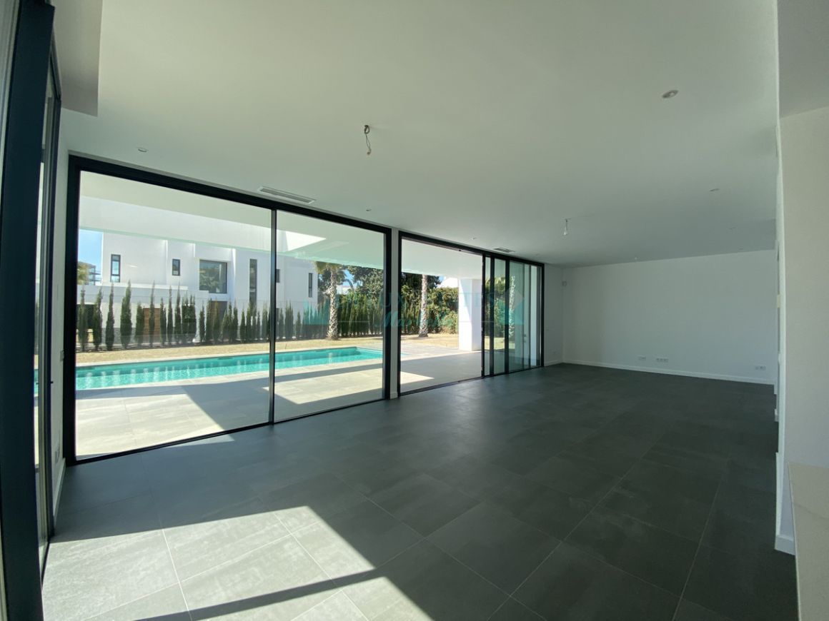 Villa for sale in Atalaya, Estepona