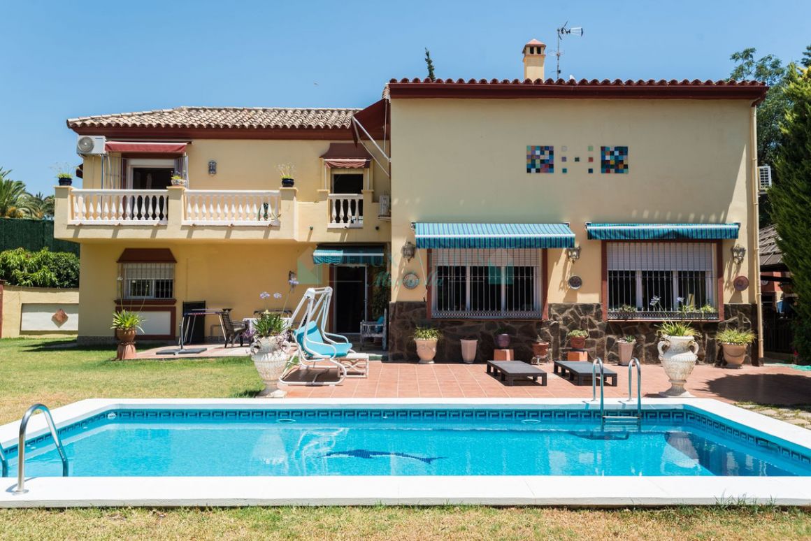 Villa for sale in Nueva Andalucia