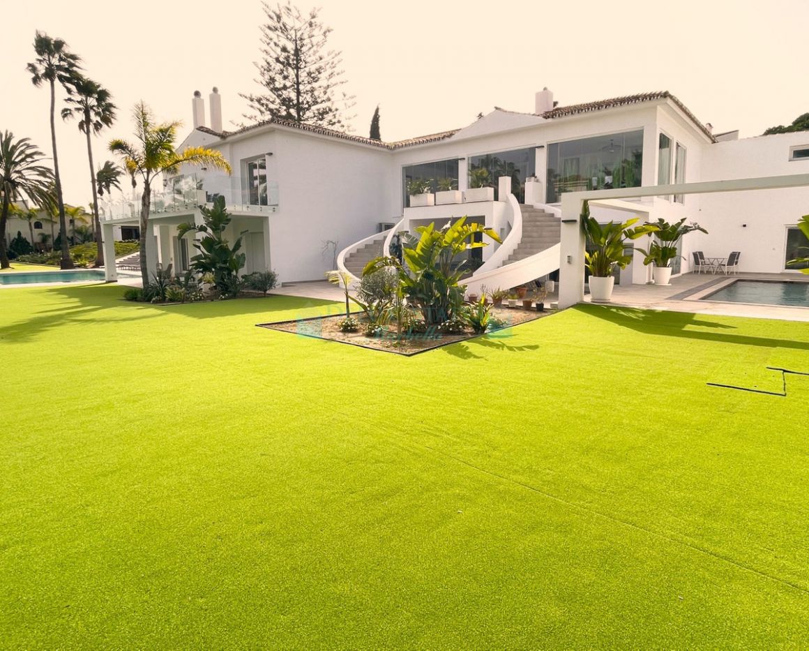 Villa for sale in Atalaya, Estepona