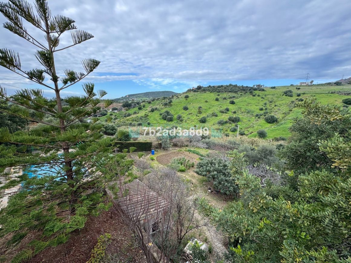Finca for sale in Estepona