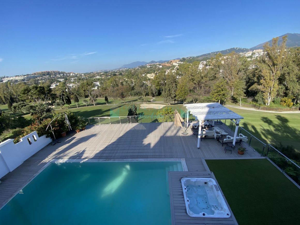 Villa for sale in Aloha, Nueva Andalucia