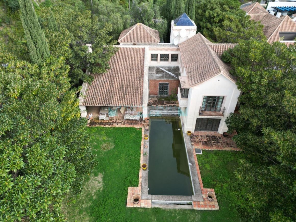 Villa for sale in Monte Halcones, Benahavis