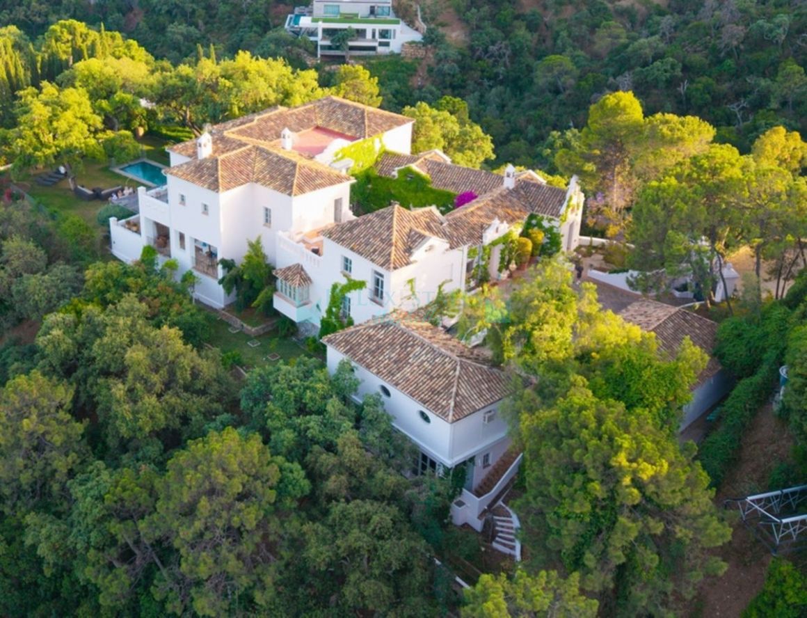 Villa for sale in El Madroñal, Benahavis