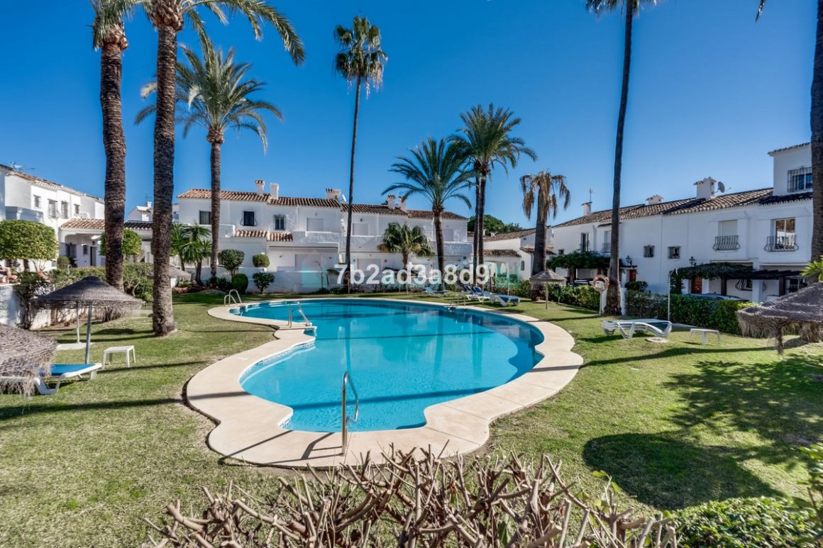 Town House for sale in Nueva Andalucia