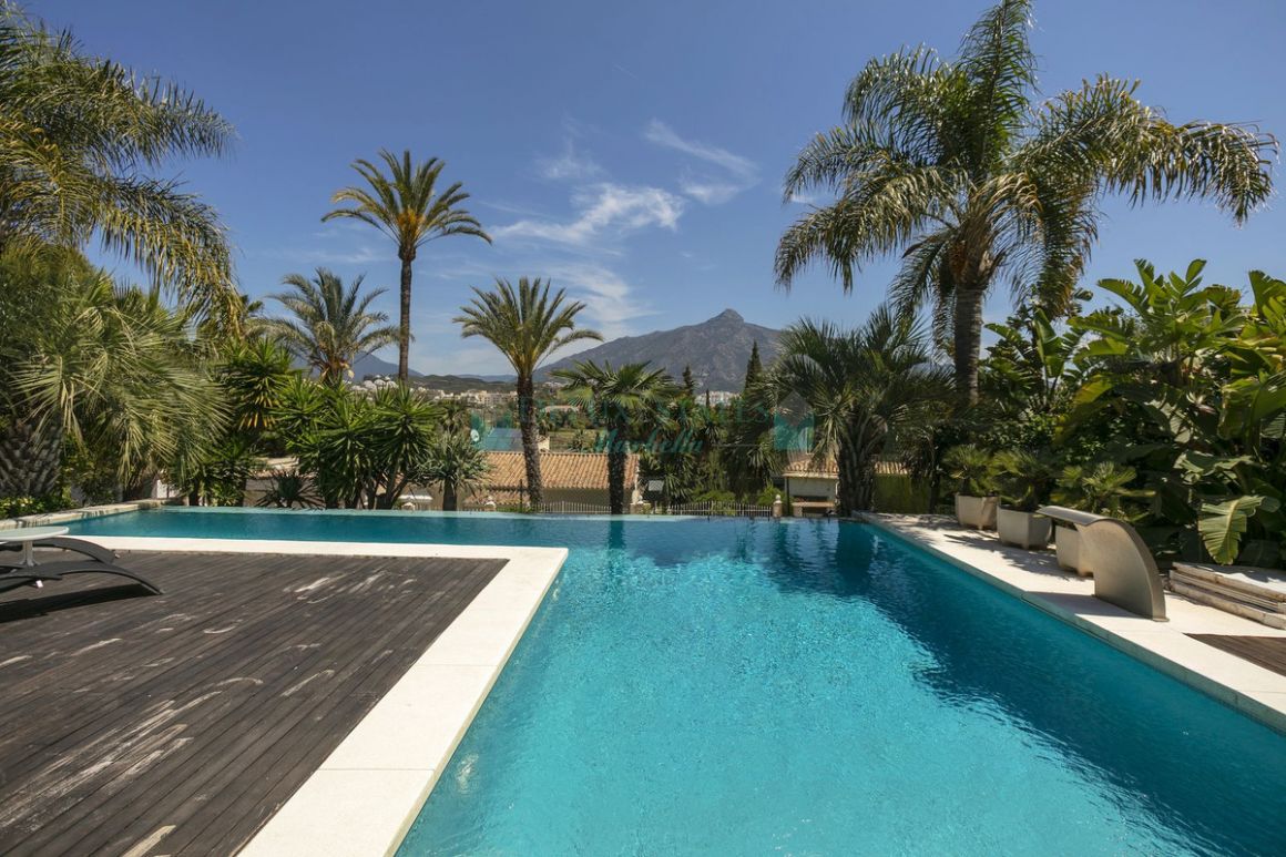 Villa for sale in Las Brisas, Nueva Andalucia