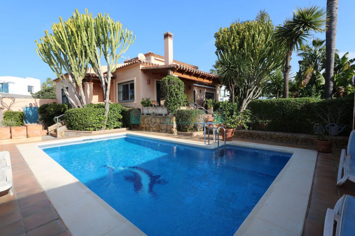 Villa in Cabopino, Marbella East