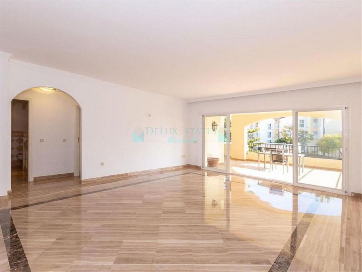 Villa for sale in El Rosario, Marbella East