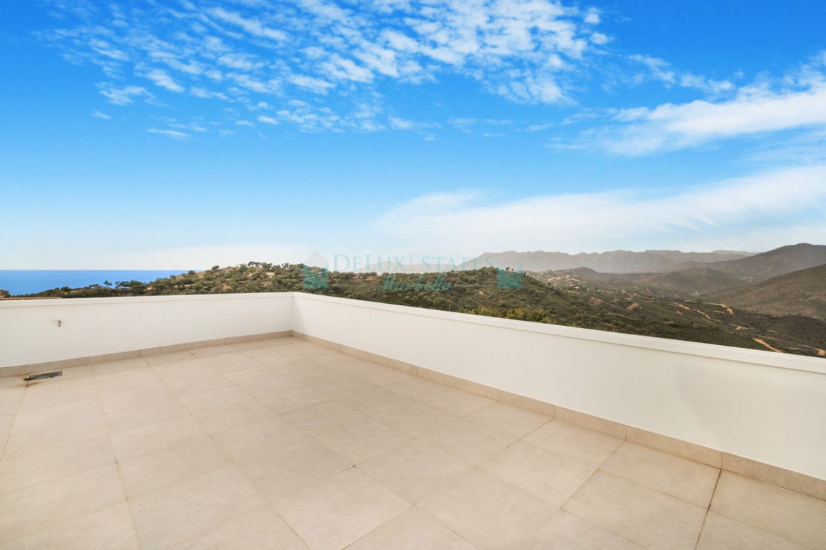 Villa for sale in La Mairena, Marbella East