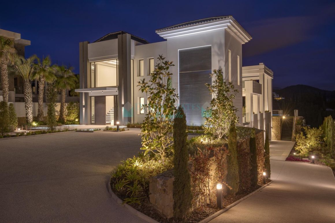 Villa for sale in Los Flamingos, Benahavis