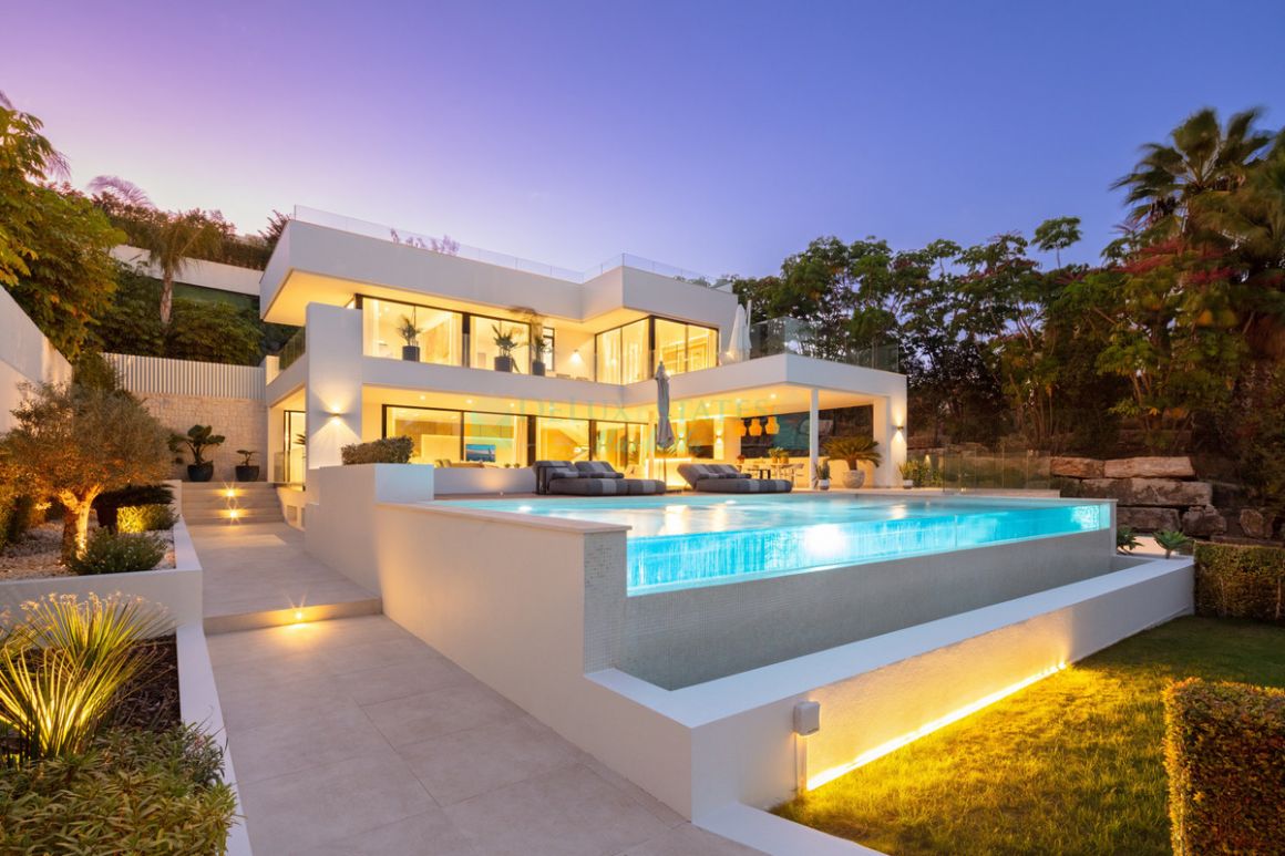 Villa for sale in Nueva Andalucia