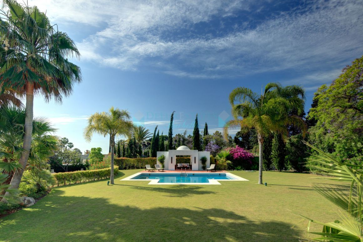 Villa for sale in Nueva Andalucia