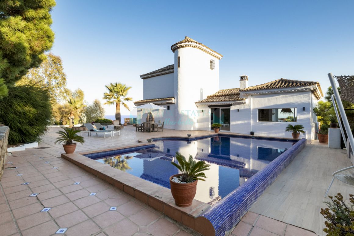 Villa for sale in Estepona