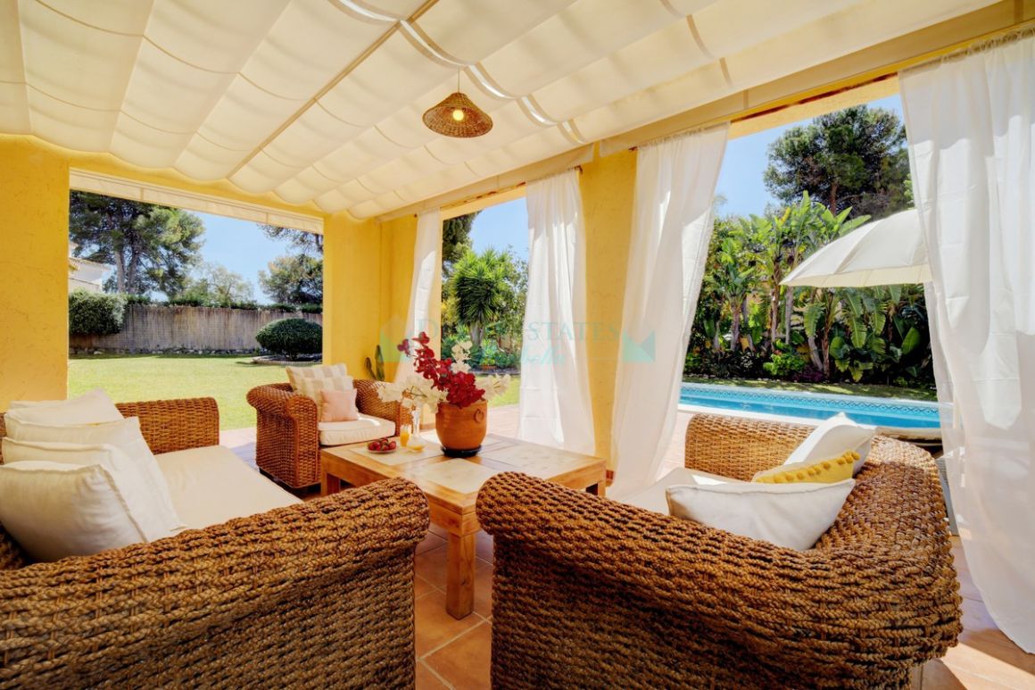 Villa for sale in Atalaya, Estepona