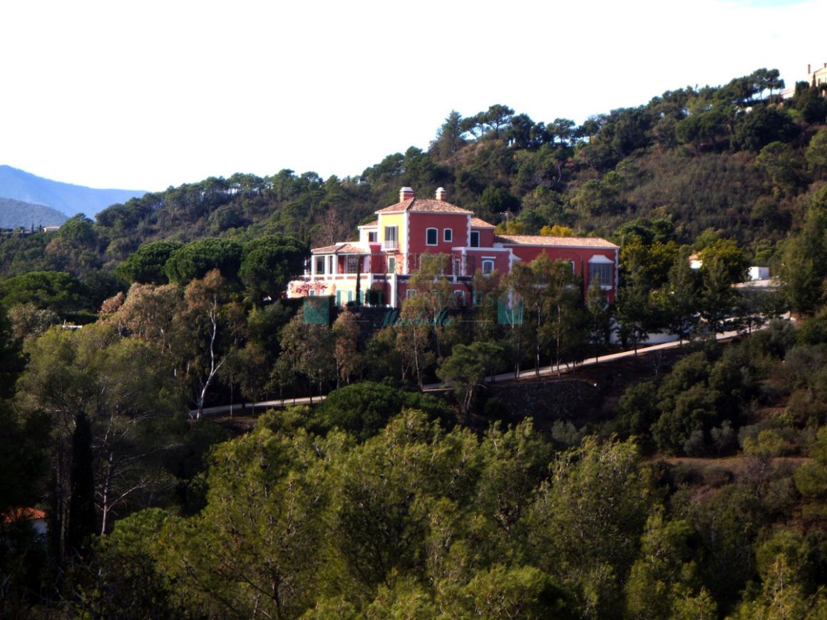 Villa for sale in El Madroñal, Benahavis