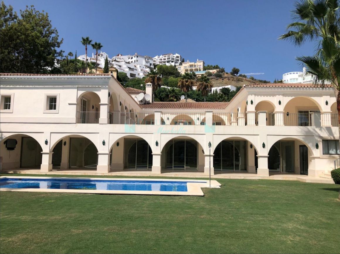 Villa for sale in Los Arqueros, Benahavis