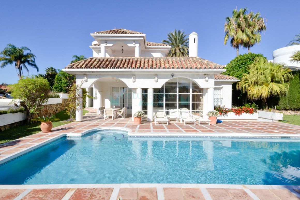 Villa for sale in Nueva Andalucia