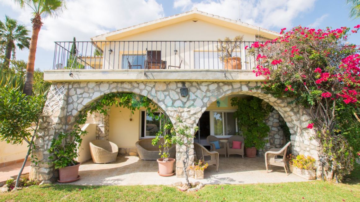Semi Detached Villa for sale in El Rosario, Marbella East