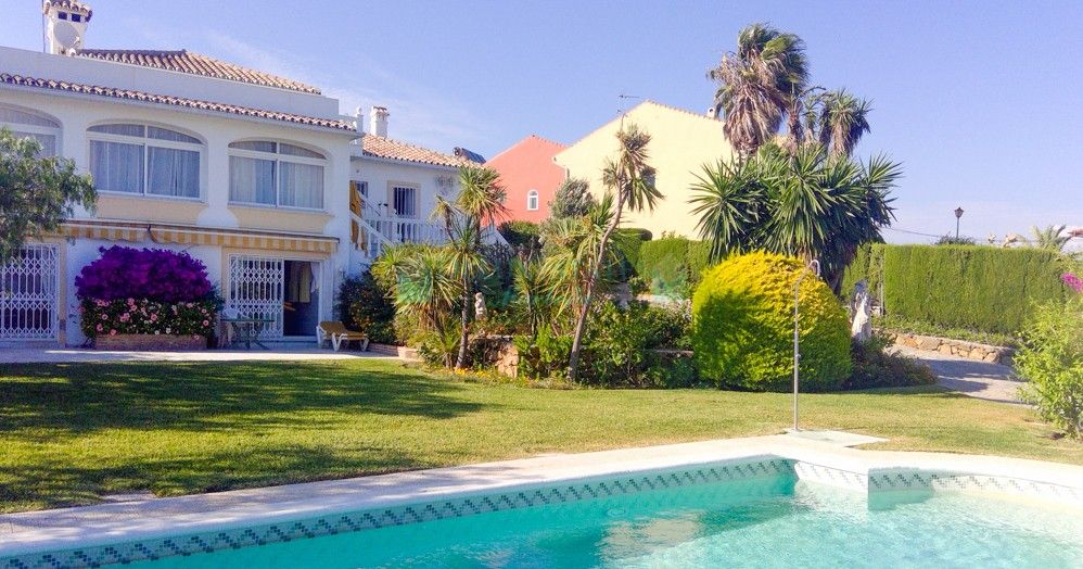 Villa for sale in Estepona