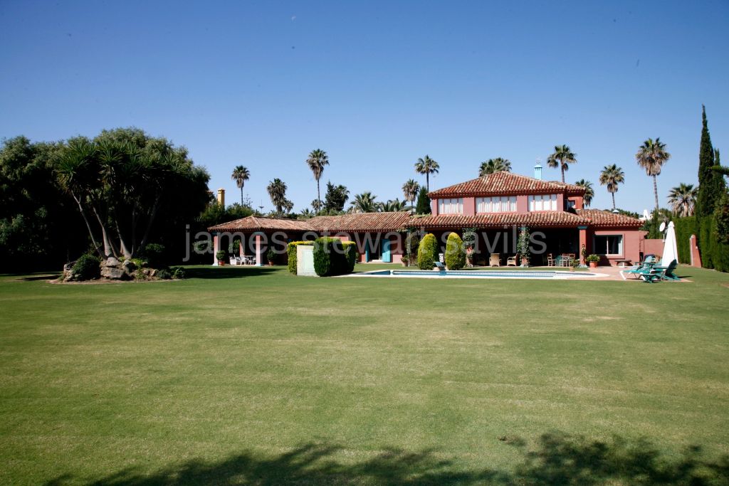Sotogrande, Una villa familiar con mucho espacio y un jardín muy amplio en la zona de Reyes y Reinas.