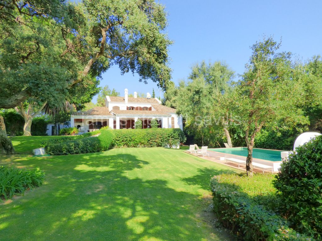 Sotogrande, Very well presented Cortijo style villa with lovely lush garden