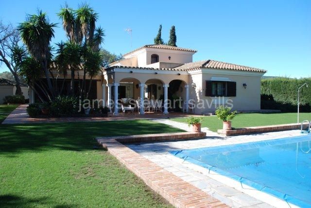Sotogrande, Villa in the central area of Sotogrande