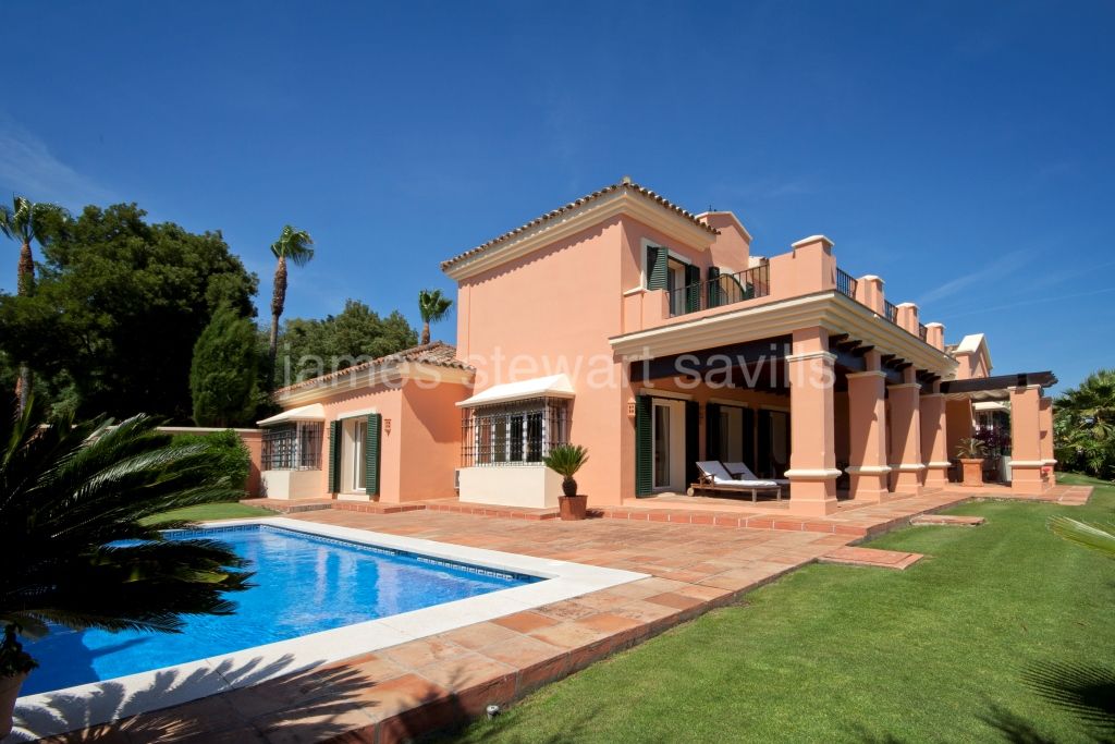 Sotogrande, Excellent quality 4 bedroom villa with lovely views of San Roque Golf