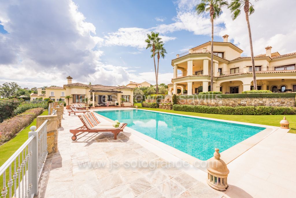 Sotogrande, Excellent frontline golf villa with sea views in Sotogrande Alto