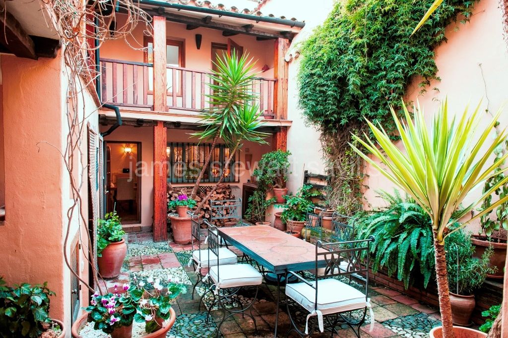 Gaucin, Attractive 200-year-old 5-bedroom townhouse in the centre of Gaucín with an enchanting internal patio, with balcony leading to a separate Jacuzzi room and roof terrace with distant sea views