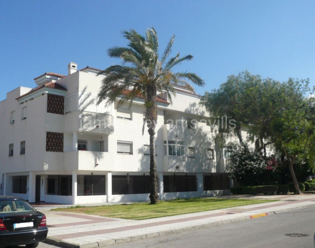Guadiaro, Nice 3 bedroom apartment located in Guadiaro close to the infant school