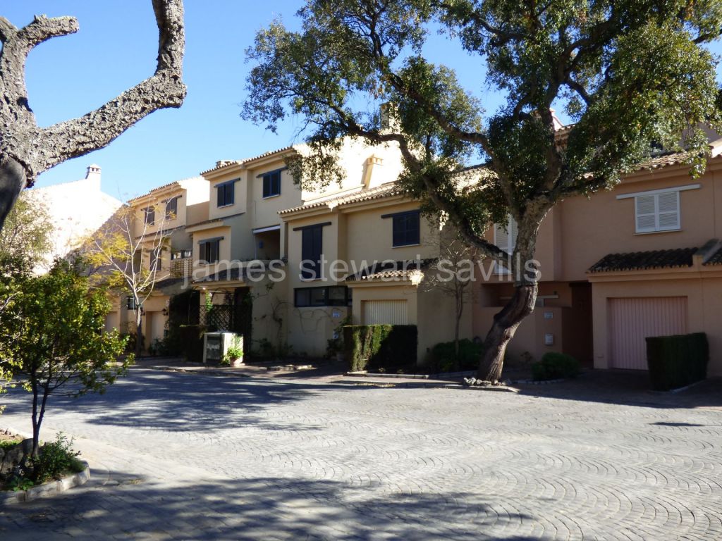 Sotogrande, Good renovation project - 5 bedroom townhouse