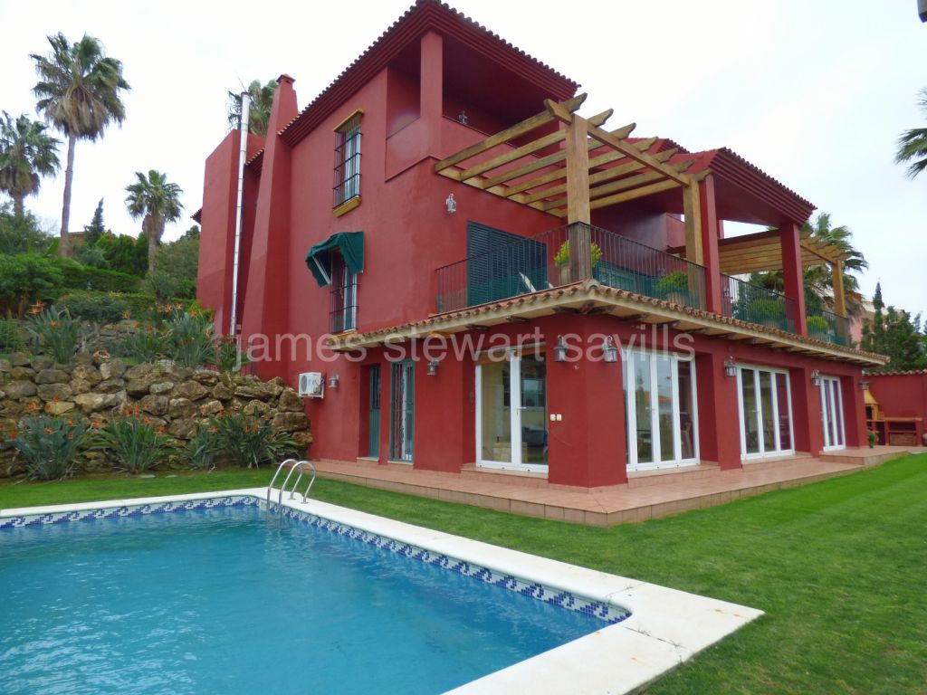 Sotogrande, 4 bedroomvilla with guest apartment in Sotogrande Alto