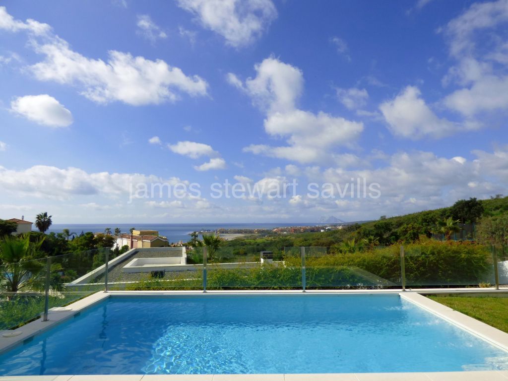 Sotogrande, Fantastica villa contemporánea con vistas panoramicas del mar y puerto de Sotogrande