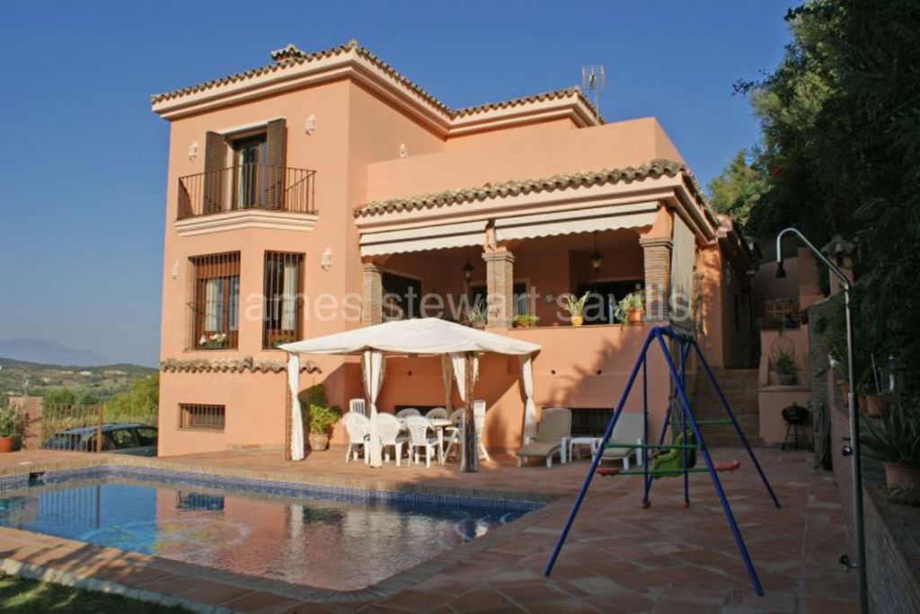Sotogrande, 6 bedroom villa on an elevated position enjoying panoramic golf & country views