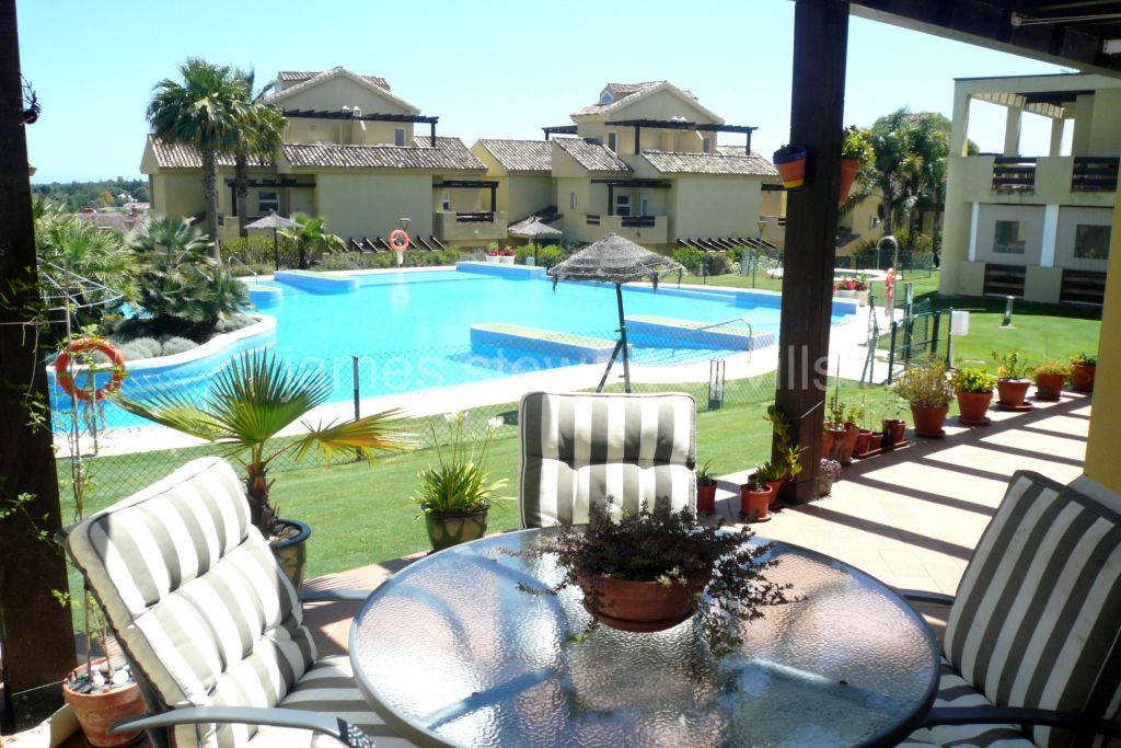 Pueblo Nuevo de Guadiaro, Ground floor apartment in the popular Hoyo 1 development in Pueblo Nuevo