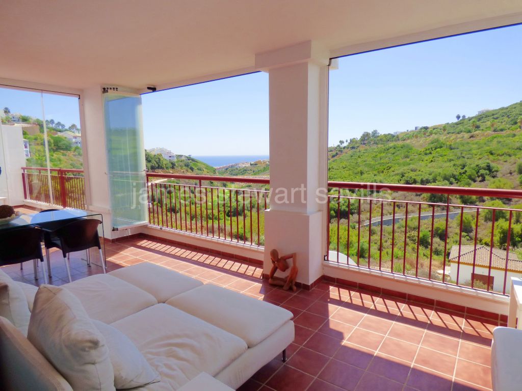 Alcaidesa, Excellent 3 bedroom apartment with lovely panoramic views of sea and golf