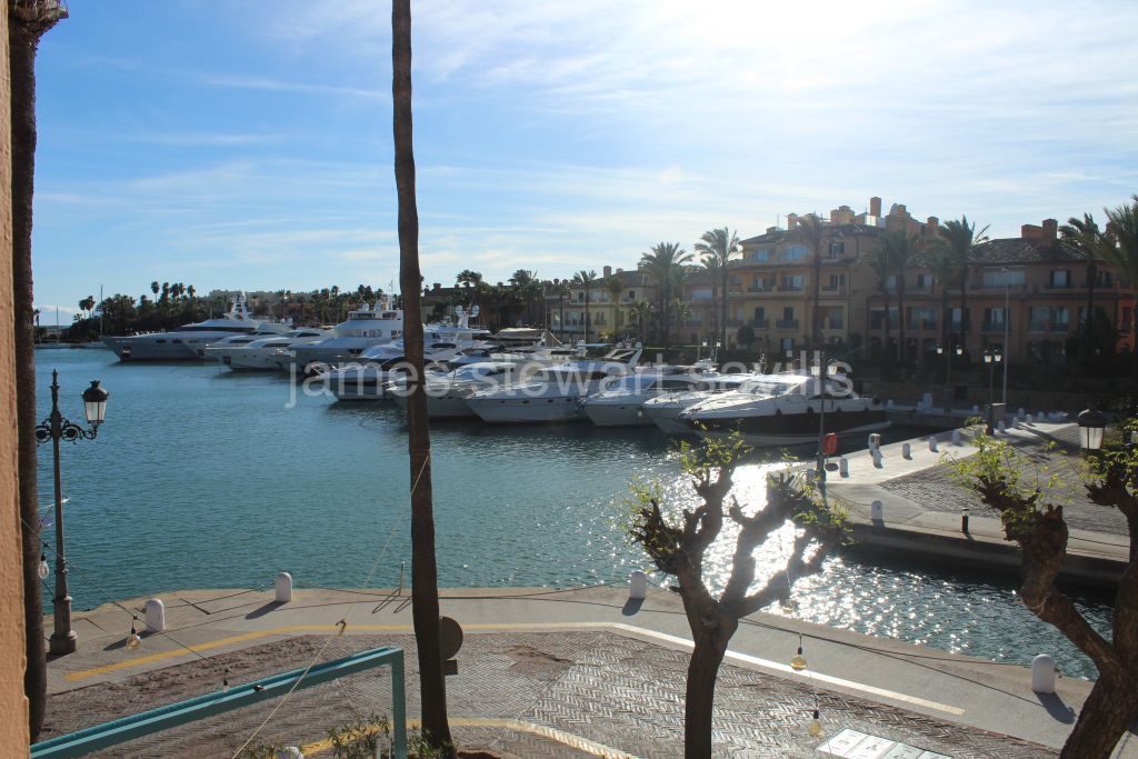 Sotogrande, Beautiful and bright apartment located in El Puerto Deportivo de Sotogrande.