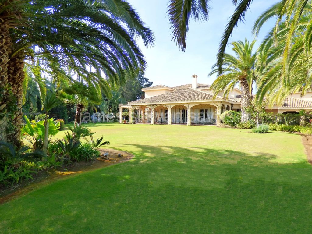 Sotogrande, A very spacious residence in a highly desired street of the Kings and Queens area